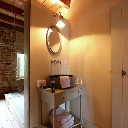 Rustic Charm, Modern Comfort, Cleaning Included Holiday home